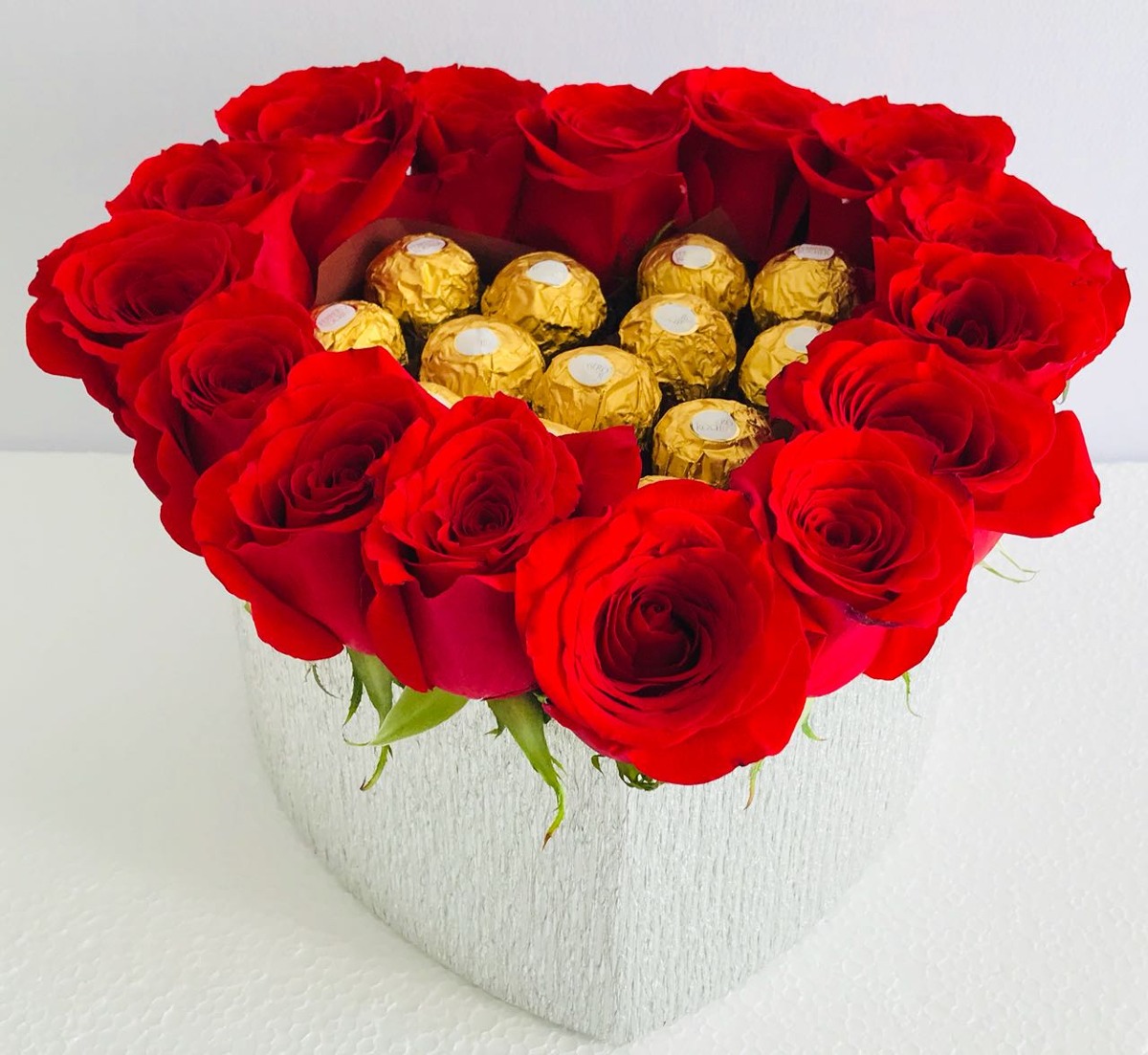 15 Rosas en Caja Corazn y Bombones Ferrero Rocher 